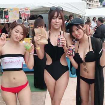 ドスケベ水着ギャルの3人組のせいで金玉がパンパンになるｗｗｗｗｗｗｗｗｗの画像