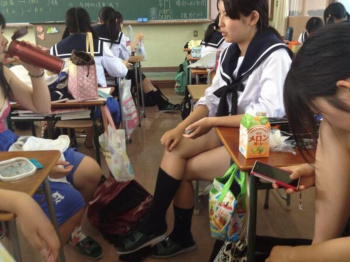 お行儀の悪いJK画像をくださいｗｗｗｗｗｗｗｗの画像