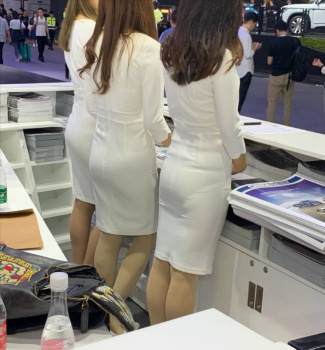 受付嬢のお尻がガッツリ撮影されるｗｗｗｗｗｗｗｗｗｗｗｗｗｗの画像