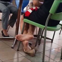 靴下を履かない女性さんの臭そうな素足画像ｗｗｗｗｗｗｗｗｗｗｗｗｗｗｗの画像