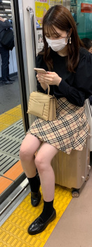 スーツケースを椅子代わりにするお姉さんの生足太ももがエッチすぎるｗｗｗｗｗｗｗｗｗｗｗｗｗの画像