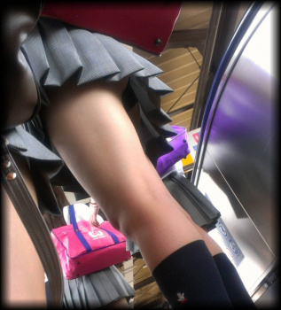 女子高生の太ももとパンチラのコラボ画像スレｗｗｗｗｗｗｗｗの画像