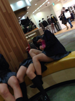 無防備なJKたち見てるとミニスカの中にあるパンツ撮りたくなる。の画像