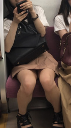 電車内でパンチラしてるお姉さんのオマンコ臭を嗅ぎたいですｗｗｗｗｗｗｗｗｗｗｗｗｗｗｗの画像