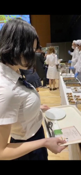 ブラウスがはち切れる程パンパンな巨乳おっぱいの女子高生！！！！！！！の画像