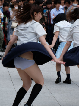 JKのスカートの中身が知りたくて確認した結果ｗｗｗおパンツ丸見えで物凄く卑猥でしたーｗｗｗの画像