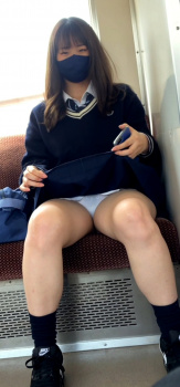 電車の対面席でヤラセかよっ！てくらいパンチラしてるお姉さんみつけたったラッキーｗｗｗの画像