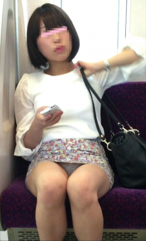 電車内で対面にすわる女の子の股間がパンチラしてるエロ画像の画像
