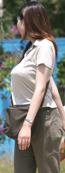 衣服パツパツの盛り上がった着衣巨乳おっぱいの街撮り画像ｗｗｗｗｗｗｗｗｗの画像