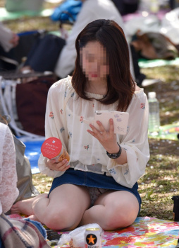 お花見中のお姉さんのパンチラ見放題でエロい風景画像の画像