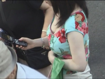 はち切れんばかりの着衣おっぱい！！！お姉さんのビッグ巨乳街撮り画像ｗｗｗの画像