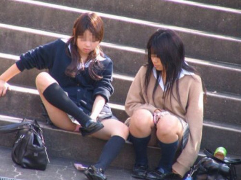 しゃがみパンチラ画像ってモリマンぷっくりしてるからエロいよなｗｗｗｗｗｗの画像