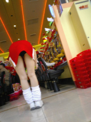パチンコ店でガチ盗撮www店員さんのパンチラとかギャル客の太ももの素人エロ画像の画像