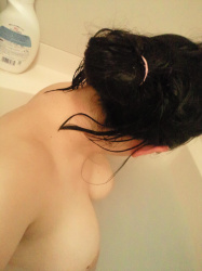 入浴中の嫁の巨乳おっぱい撮ったぞぉーwwwwwwwwwwwwの画像