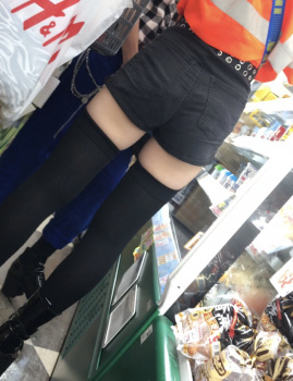 ニーハイソックス履いて絶対領域に目が行く太ももエロ画像の画像
