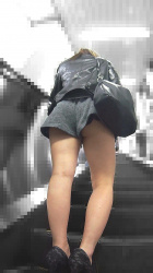 太ももお尻が強調されるホットッパンツ女子の街撮りエロ画像の画像