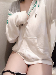 トイレでオシッコしてる姿を自撮りしてる女の子がめっちゃエロいｗｗｗｗｗｗｗｗｗｗｗｗｗｗｗｗｗｗの画像