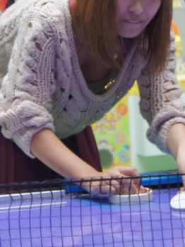 素人のお姉さまが生唾モノのブラチラしてる胸チラエロ画像の画像