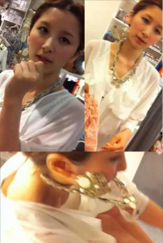 有名デパートで働く清楚なお姉さん店員の胸チラ盗撮だぁーｗｗｗたまに乳首見えちゃってるチラリズムエロすぎーｗｗｗの画像