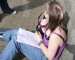 白人美女の大胆な胸チラおっぱいが乳首見えててエロすぎるｗｗｗｗｗｗｗｗｗｗｗｗｗｗの画像