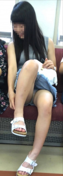 電車乗ったら対面のお姉さんのパンチラ目撃エロ画像ｗｗｗｗｗｗｗｗｗｗｗｗｗの画像