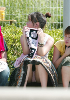 正面からのアングルで正攻法パンチラ！！スカートでしゃがみ込む素人娘パンツｗｗｗの画像