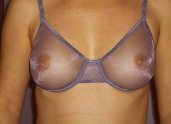 素人娘のデカパイ乳袋を包み込むビックブラの下着エロ画像の画像