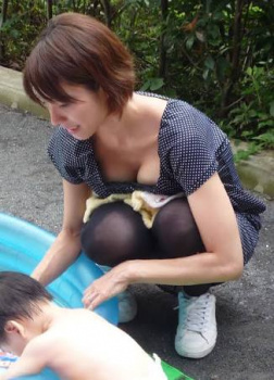 胸元ユルユルおっぱいの素人妻画像ｗｗｗｗｗｗｗｗの画像