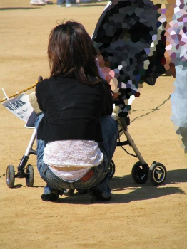 公園にいる人妻大好き！！デニムからはみ出る人妻お尻パンチラ街撮りｗｗｗｗの画像