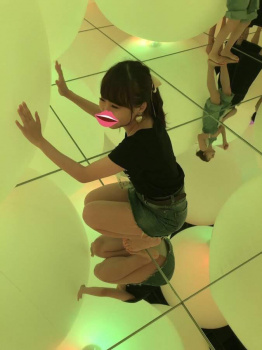 想定外のパンチラが鏡に映ってしまう女の子ｗｗｗｗｗｗｗｗｗｗｗｗｗの画像