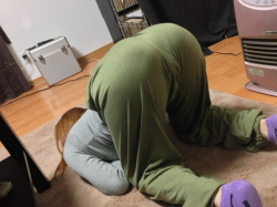 嫁と家でエッチなおふざけ写真ｗｗｗお尻おっぱい丸出しおバカな人妻エロ画像の画像