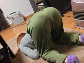 嫁と家でエッチなおふざけ写真ｗｗｗお尻おっぱい丸出しおバカな人妻エロ画像の画像