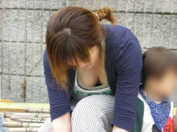 人妻の胸チラ画像最高ー！！！子供に夢中で谷間見られてるの気づいてないぞぉーｗｗｗの画像
