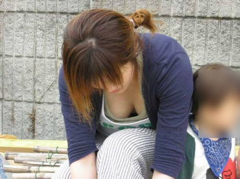 人妻の胸チラ画像最高ー！！！子供に夢中で谷間見られてるの気づいてないぞぉーｗｗｗの画像