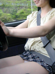 嫁の見飽きた足も運転席に座らせると何故かそそる不思議ｗｗｗパンチラ、まんちらまであるじゃんｗｗｗの画像