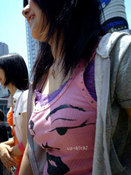 こっそり盗み撮り！！巨乳お姉さんの着衣おっぱい街撮り成功ｗｗｗｗの画像