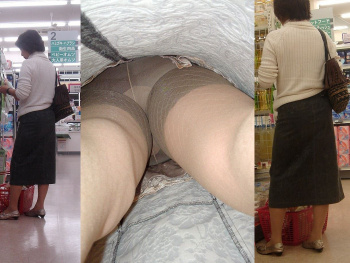 昼間にスーパーで買物中の人妻をこっそり付けてパンモロ画像を逆さ撮りｗｗｗの画像