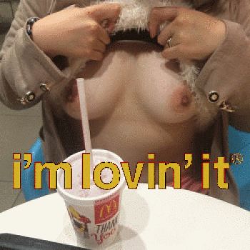 【素人露出】飲食店内でオッパイからケツ穴まで晒した女たちの画像