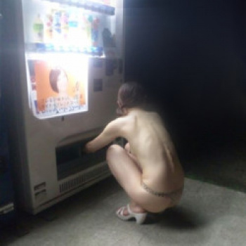 【素人】自動販売機とかいう露出女の最映えスポットｗｗｗｗの画像