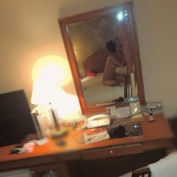 ラブホテルの鏡越しにハメ撮りする素人カップルたち（５３枚）の画像