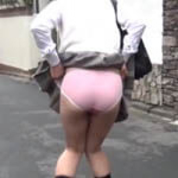 スカートめくっておしっこもらしながら外歩かされる制服娘の画像