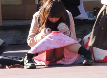 うっかりさんな女の子が街中でやらかしたエッチなハプニングがたまらない！思わず勃起する自然なパンチラ画像の画像
