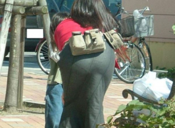 パンティ透け透けの大きなお尻がたまらない！！街中で思わず撮ってしまった透けパンエロ画像の画像