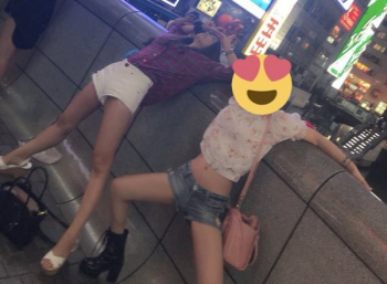 いつもテンション高いスケベそうなギャルたちが周りの迷惑かえりみずおおはしゃぎ！ちょー楽しそうなおふざけエロ画像の画像