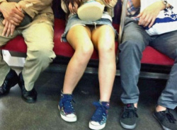 スカートの奥にチラッと見えるデルタゾーンが刺激的！！電車内でガッツリ隠し撮りされてしまった女の子のパンチラ画像の画像