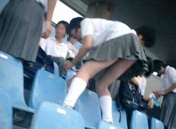高校野球中止でもしかしたらもう見られない！？母校を応援している女子●生のちょっとエッチなハプニング画像の画像
