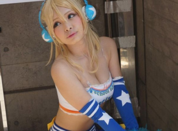 大きなおっぱいを惜しみなく披露してくれるエッチなコスプレイヤーさんの谷間がエロいコミケ画像の画像