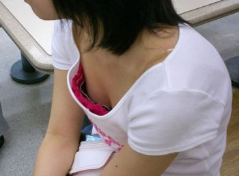 胸元ゆるゆるで可愛いおっぱいまる見え！こんな子とセックスしたい…素人の超エロい胸チラ盗撮画像の画像