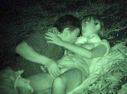 夏の間…密を避けるため深夜の公園でエッチしちゃったバカップルがまる見え！赤外線カメラで撮られた青姦エロ画像の画像