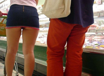 スカートが短すぎて色々と見えちゃってる！！超やばい女の子のエッチな下半身を撮った街撮りエロ画像の画像
